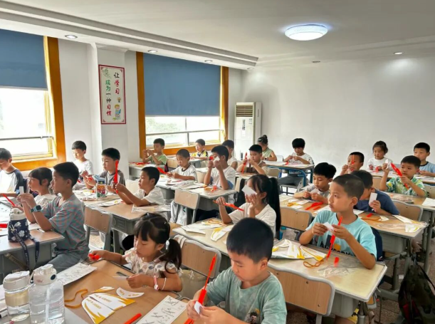 走进村社幼儿园小学展开针对性辅导为留守儿童祖辈开设隔代教育